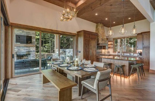 Necowa Cove Cabin | BLUESTONE: Breathtaking Lake & Mountain Views with Hot Tub