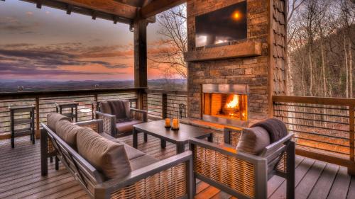 Blue Ridge House | Relaxing Retreat at BLUESTONE with Spa and Hot Tub