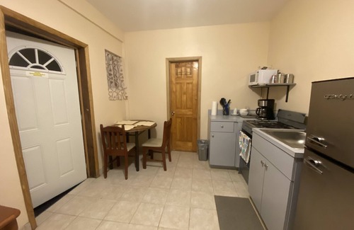 Estate Solberg Apartment | Bluewater Cottage: Cozy Retreat with Ocean Views & Amenities
