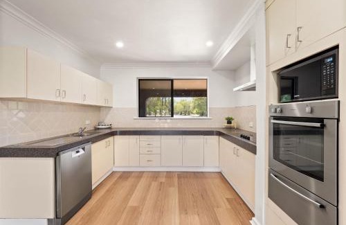 Broadwater House | Discover Bluewater Retreat: Pet and Child-Friendly Haven