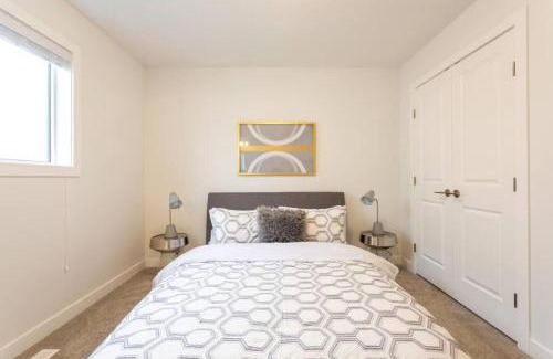 Kensington House | Cozy Bluewaters Ensuite Rooms with Kitchen & Child-Friendly Space