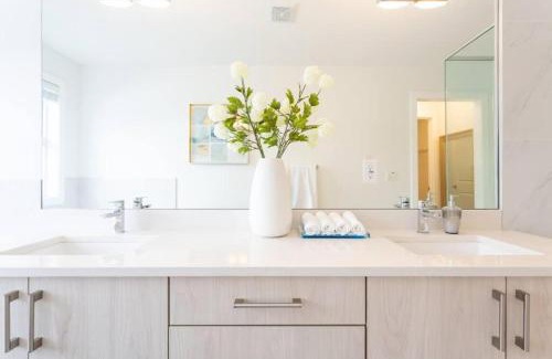 Kensington House | Cozy Bluewaters Ensuite Rooms with Kitchen & Child-Friendly Space
