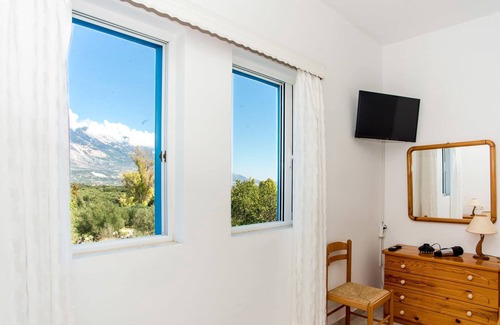 Kerameies Apartment | BlueWhite Studio - Mountain Vistas by the Pool