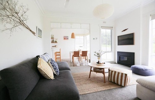 Warrnambool House | Bluey Hotel: Pet Friendly & Family-Friendly Retreat