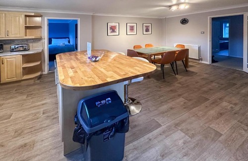 Blunsdon Apartment | Blunsdon Lodge: Family-Friendly Bungalow with Free Parking
