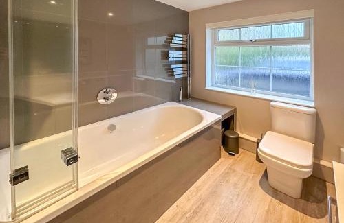 Blunsdon Apartment | Blunsdon Lodge: Family-Friendly Bungalow with Free Parking