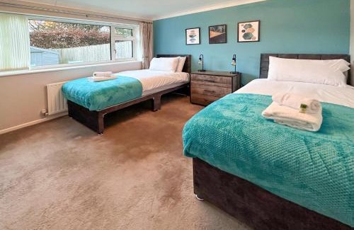Blunsdon Apartment | Blunsdon Lodge: Family-Friendly Bungalow with Free Parking