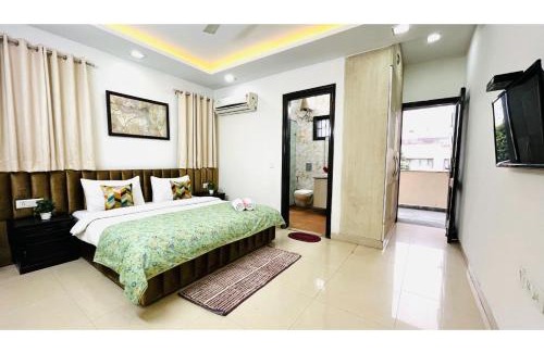 Greater Kailash Apartment | Pet-Friendly BluO 2BHK with Balcony & Parking – Rated 9/10