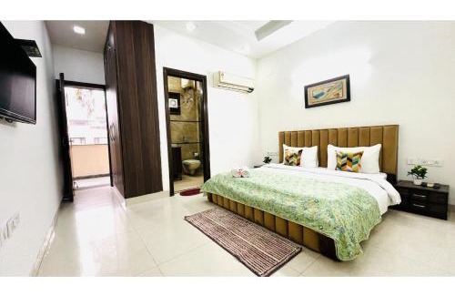 Greater Kailash Apartment | Pet-Friendly BluO 2BHK with Balcony & Parking – Rated 9/10