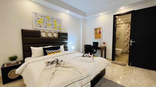 Greater Kailash Apartment | Comfortable 3BHK Stay Near M Block Market in Greater Kailash