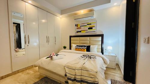 Greater Kailash Apartment | Comfortable 3BHK Stay Near M Block Market in Greater Kailash