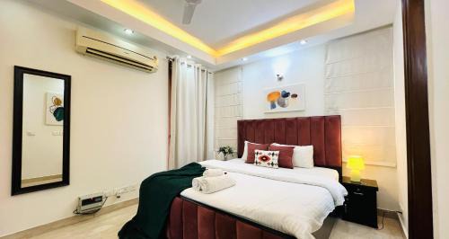 Green Park Apartment | Comfortable 3BHK BluO with Terrace Garden in Safdarjung