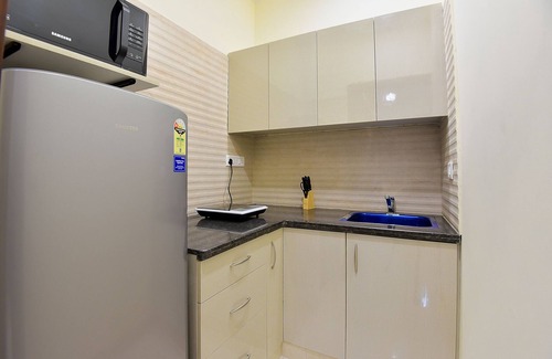 Sushant Lok Apartment | Cozy BluO Studio: Golf Course, Gym & Garden Oasis