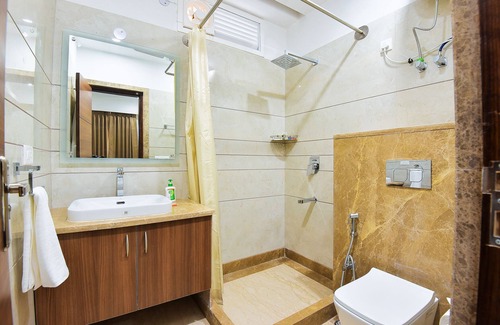 Sushant Lok Apartment | Cozy BluO Studio: Golf Course, Gym & Garden Oasis