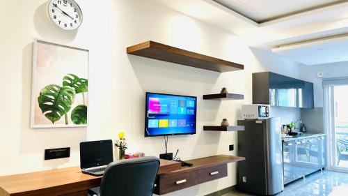 DLF Phase 3 Hotel | Stylish BluO Studio2 in DLF Cybercity with Pool & Gym