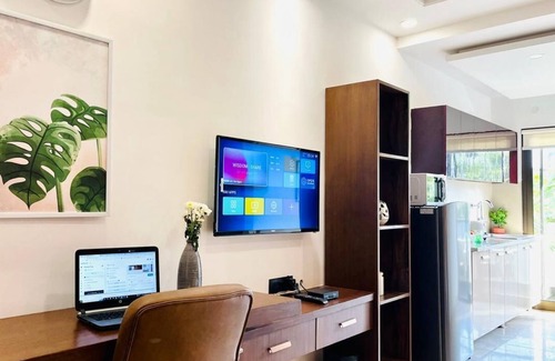 DLF Phase 3 Hotel | Modern BluO Studio3 in DLF CyberCity with Balcony & Gym