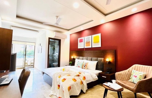 DLF Phase 3 Hotel | Experience BluO Studio4 in DLF CyberCity with Balcony & Gym