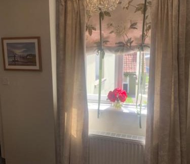 Long Melford House | Inviting Blythe Cottage: Family-Friendly with Kitchen Amenities