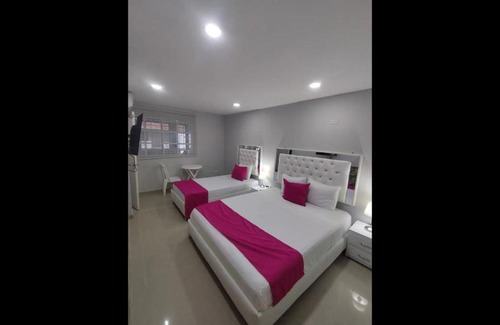 Marbella Cabin | Cozy Lodge Room by the Sea with Pool and Free Wi-Fi