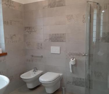 Magugnago House | Indulge in Appartamento DELUXE 2 with Hot Tub & Lake Views