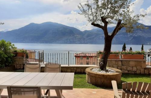 Magugnago House | Indulge in Appartamento DELUXE 2 with Hot Tub & Lake Views