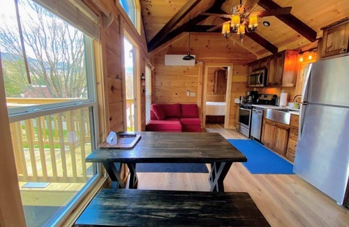 Twin Mountain Cabin | Cozy Tiny Home with A/C and Mountain Views Near Attractions
