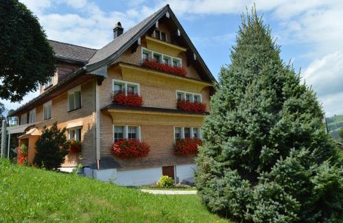 Ebnat-Kappel Bed & Breakfast | Cozy BnB-Blomberg with Oceanfront Dining and Scenic Views