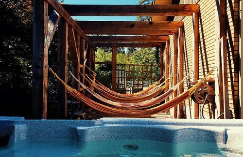Lac-Brome House | Family-Friendly BnB Lac Brome with Hot Tub & Kitchen