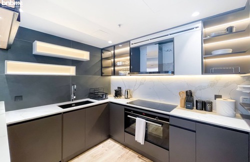 Dubai Marina Apartment | Pet-Friendly 2B - Al Murjan Tower with Pool and Breakfast