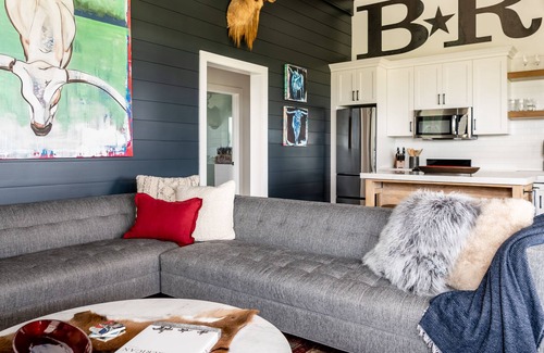 Burton House | BNR Farmstead- The Barnhouse + 15 mins from Round Top!