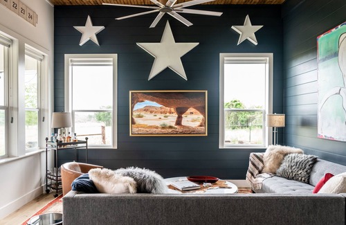 Burton House | BNR Farmstead- The Barnhouse + 15 mins from Round Top!