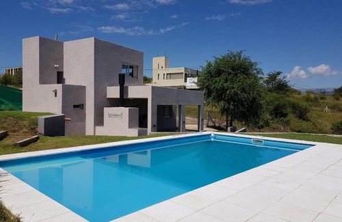 Villa Icho Cruz House | Pet-Friendly Retreat at Bº Cerrado Lomas del Rey Mayu Sumaj