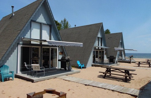Oscoda Cabin | Cozy Board Walk Beach Tree House on Lake Huron