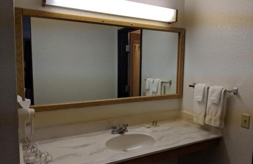 Ripon Hotel | Discover Boarders Inn and Suites - Pet Friendly with Pool