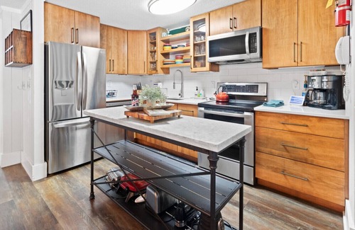 Snowshoe House | Secluded Retreat: Boards & Bikes Treetop 29 with Breakfast