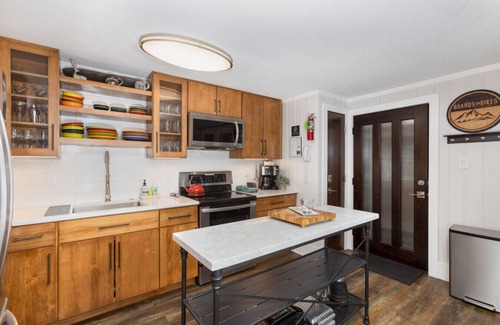 Snowshoe House | Secluded Retreat: Boards & Bikes Treetop 29 with Breakfast