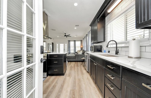 Kemah House | Boardwalk Bungalow: Family Fun For All - Sleeps 10 - Walk to the Boardwalk