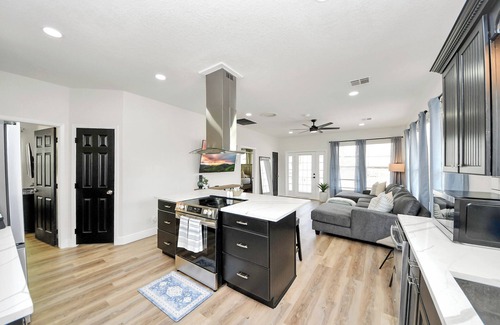 Kemah House | Boardwalk Bungalow: Family Fun For All - Sleeps 10 - Walk to the Boardwalk