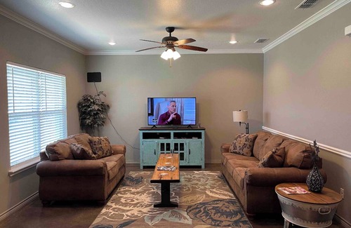 Tyler Apartment | Discover Boar’s Nest: 3-Bedroom, Pet-Friendly Escape