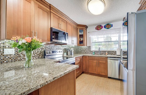 Homosassa House | Vibrant Canalfront Retreat with Kayaks and Pet-Friendly Options