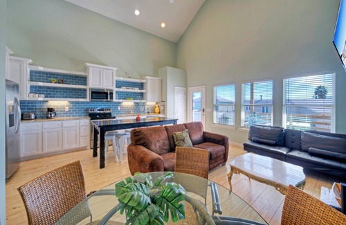 Flour Bluff House | Roseate Spoonbill by AvantStay | Pool & Oceanfront Expanse