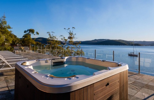 Little Wobby House | Boat House on Hawkesbury - heated pool, spa and stunning views