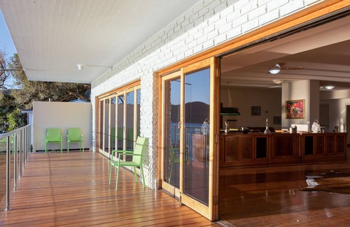 Little Wobby House | Boat House on Hawkesbury - heated pool, spa and stunning views