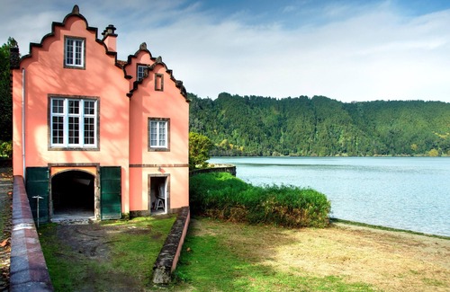 Povoacao House | Idyllic Boat House by Furnas Lagoon with Canoes & Pool