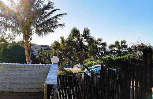 Ramsgate South Apartment | Idyllic Boathouse Bed and Biscuit - Family-Friendly Cabin