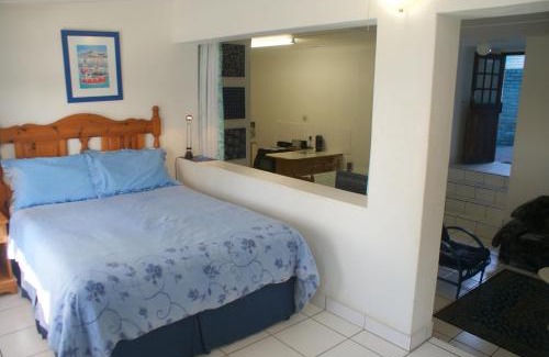 Ramsgate South Apartment | Cozy Boathouse Bed & Biscuit with Ocean View and Pool
