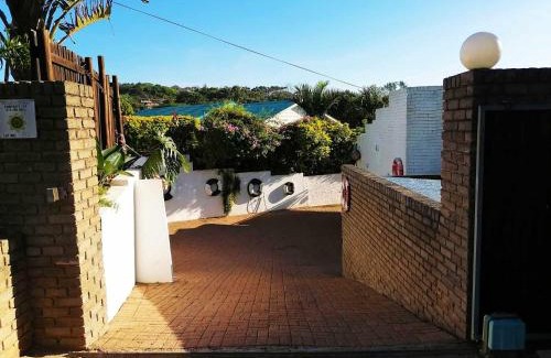 Ramsgate South Apartment | Cozy Boathouse Bed & Biscuit with Ocean View and Pool