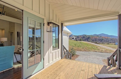 Dillard Cottage | Cozy Boathouse Cottage with Ocean View at Julep Farms