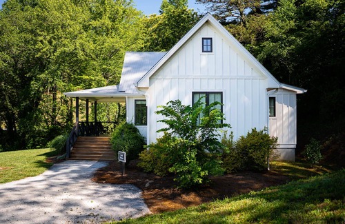 Dillard Cottage | Cozy Boathouse Cottage with Ocean View at Julep Farms