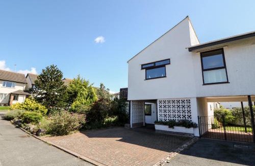 Deganwy House | Pet-Friendly Boathouse: 4-Star Stay with High Ratings